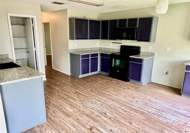 Photo 4 of Sale Pending at 2040 Shawnee Trl, Justin, TX 76247 | MLS# 21334465 | Listing updated on 2026-08-01