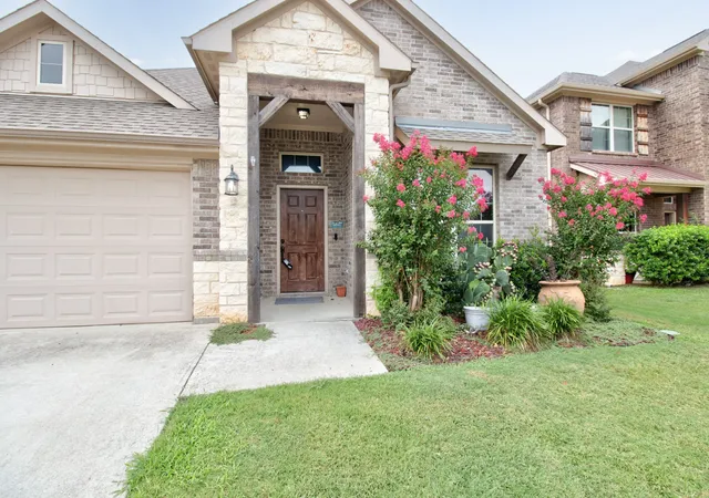 Photo 2 of Sale Pending at 1809 Silver Oaks, Gainesville, TX 76240 | MLS# 21334752 | Listing updated on 2026-09-08