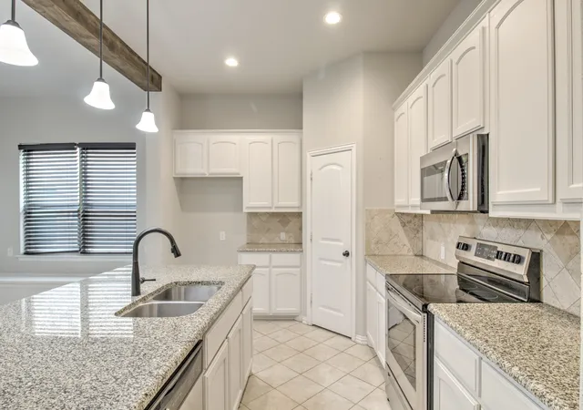 Photo 4 of Sale Pending at 1809 Silver Oaks, Gainesville, TX 76240 | MLS# 21334752 | Listing updated on 2026-09-08