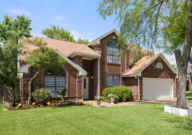 Photo 1 of Sale Pending at 4313 Kenwood Dr, Grapevine, TX 76051 | MLS# 21334992 | Listing updated on 2026-10-06