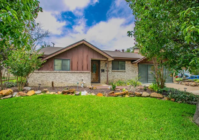 Photo 4 of Single family home for sale at 3029 Esters Ct, Irving, TX 75062 | MLS# 21335077 | Listing updated on 2026-09-12