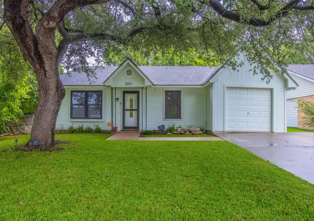 Photo 3 of Sale Pending at 2001 Century Dr, Woodway, TX 76712 | MLS# 21333642 | Listing updated on 2026-09-09