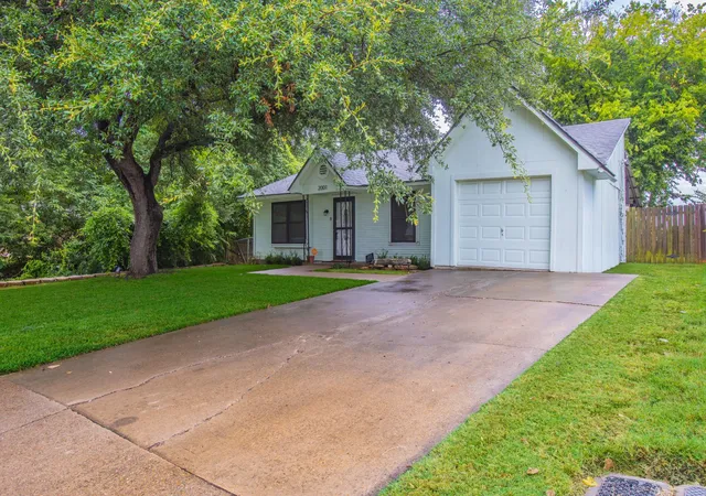 Photo 3 of Sale Pending at 2001 Century Dr, Woodway, TX 76712 | MLS# 21333642 | Listing updated on 2026-09-09