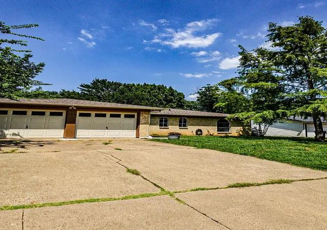 Photo 2 of Single family home for sale at 548 Nw Newton Dr, Burleson, TX 76028 | MLS# 21334777 | Listing updated on 2026-09-11