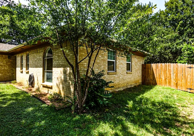 Photo 3 of Single family home for sale at 548 Nw Newton Dr, Burleson, TX 76028 | MLS# 21334777 | Listing updated on 2026-09-11