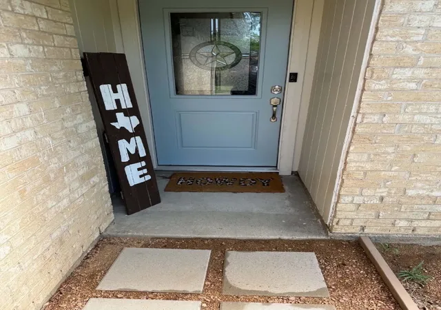 Photo 4 of Single family home for sale at 548 Nw Newton Dr, Burleson, TX 76028 | MLS# 21334777 | Listing updated on 2026-09-11