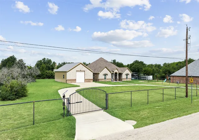 Photo 3 of Sale Pending at 6797 Bridle Bit Trl, Fort Worth, TX 76135 | MLS# 21335173 | Listing updated on 2026-10-03