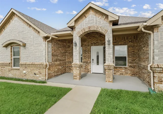 Photo 4 of Sale Pending at 6797 Bridle Bit Trl, Fort Worth, TX 76135 | MLS# 21335173 | Listing updated on 2026-10-03