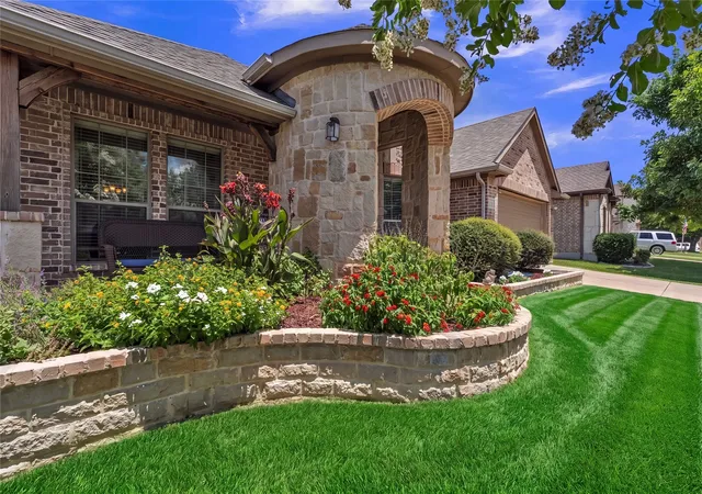 Photo 3 of Single family home for sale at 404 Bryn Mawr Ln, Van Alstyne, TX 75495 | MLS# 21327958 | Listing updated on 2026-10-04