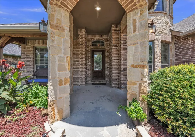 Photo 3 of Single family home for sale at 404 Bryn Mawr Ln, Van Alstyne, TX 75495 | MLS# 21327958 | Listing updated on 2026-10-04