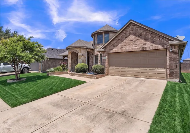 Photo 4 of Single family home for sale at 404 Bryn Mawr Ln, Van Alstyne, TX 75495 | MLS# 21327958 | Listing updated on 2026-10-04