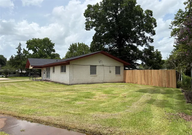 Photo 3 of Single family home for sale at 1116 Len St, Bossier City, LA 71111 | MLS# 21335346 | Listing updated on 2026-09-13
