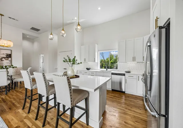 Photo 3 of Condo for sale at 2611 Hondo Ave #102, Dallas, TX 75219 | MLS# 21332901 | Listing updated on 2026-10-20