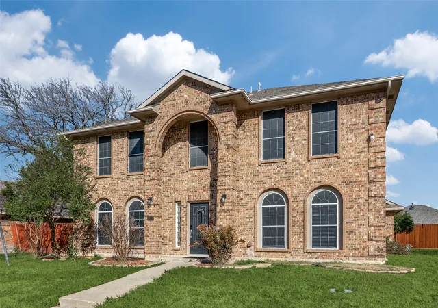 Photo 2 of Single family home for sale at 6814 Silver Lake Dr, Rowlett, TX 75089 | MLS# 21335550 | Listing updated on 2026-09-11