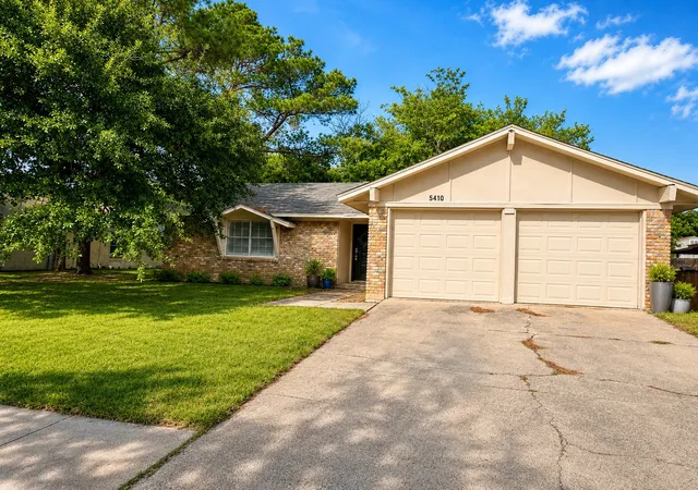 Photo 1 of Single family home for sale at 5410 Kings Manor Dr, Lake Dallas, TX 75065 | MLS# 21335568 | Listing updated on 2026-09-10