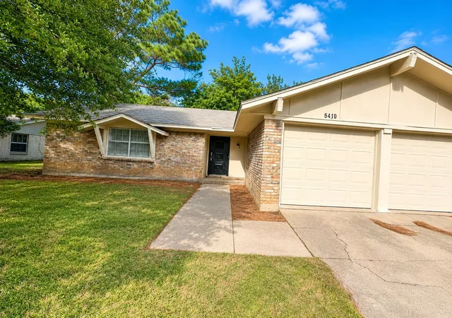 Photo 2 of Single family home for sale at 5410 Kings Manor Dr, Lake Dallas, TX 75065 | MLS# 21335568 | Listing updated on 2026-09-10