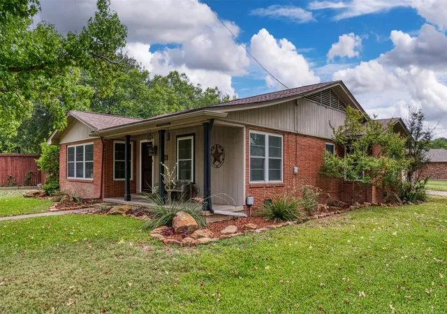 Photo 3 of Single family home for sale at 1202 Nw 4th Ave, Mineral Wells, TX 76067 | MLS# 21335339 | Listing updated on 2026-09-14
