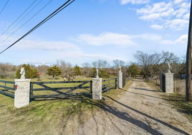 Photo 3 of Single family home for sale at 1006 S Clark Rd, Cedar Hill, TX 75104 | MLS# 21335738 | Listing updated on 2026-09-13