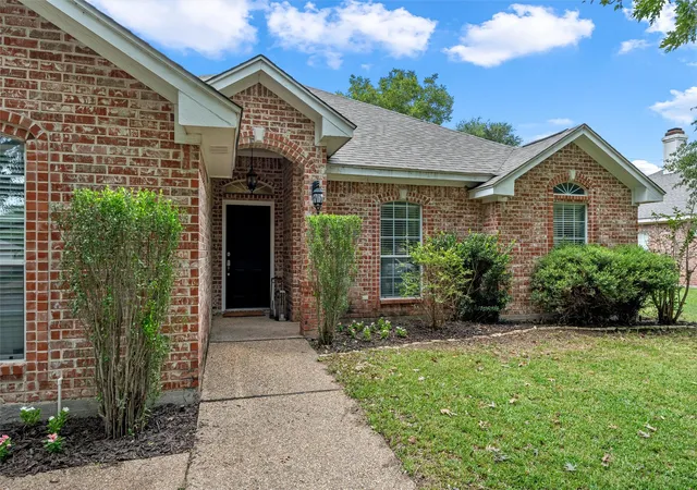 Photo 2 of Single family home for sale at 1112 Regina Dr, Hewitt, TX 76643 | MLS# 21335710 | Listing updated on 2026-09-12