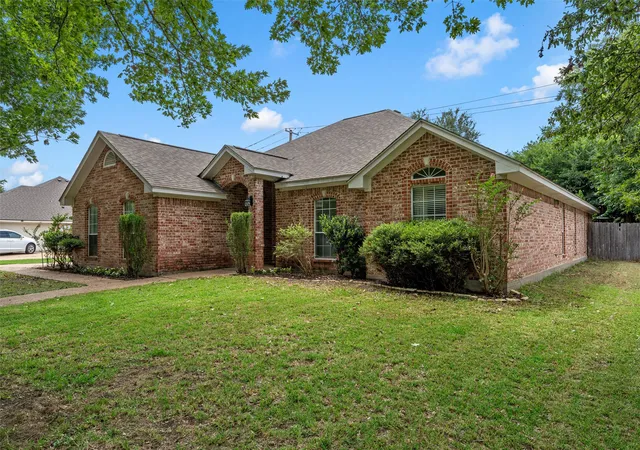 Photo 3 of Single family home for sale at 1112 Regina Dr, Hewitt, TX 76643 | MLS# 21335710 | Listing updated on 2026-09-12