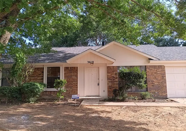 Photo 1 of Single family home for sale at 3618 Wentworth Dr, Arlington, TX 76001 | MLS# 21335916 | Listing updated on 2026-09-10