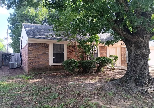 Photo 2 of Single family home for sale at 3618 Wentworth Dr, Arlington, TX 76001 | MLS# 21335916 | Listing updated on 2026-09-10