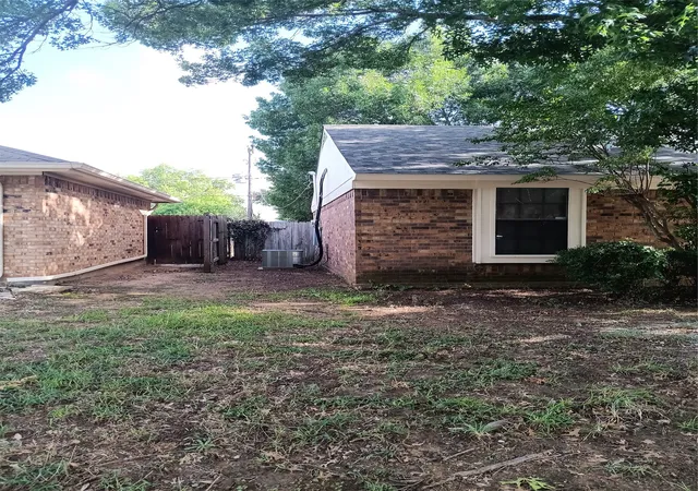 Photo 3 of Single family home for sale at 3618 Wentworth Dr, Arlington, TX 76001 | MLS# 21335916 | Listing updated on 2026-09-10