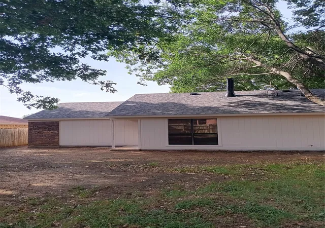 Photo 3 of Single family home for sale at 3618 Wentworth Dr, Arlington, TX 76001 | MLS# 21335916 | Listing updated on 2026-09-10