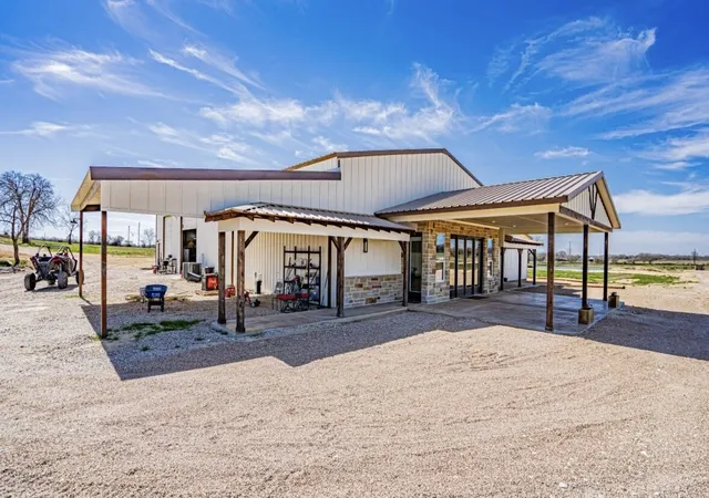 Photo 3 of Mansion for sale at 8900 Nix Rd, Tolar, TX 76476 | MLS# 21335113 | Listing updated on 2026-09-14