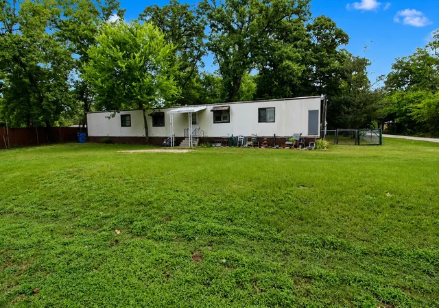 Photo 3 of Sale Pending at 921 Crown Dr, Tool, TX 75143 | MLS# 21335999 | Listing updated on 2026-09-21