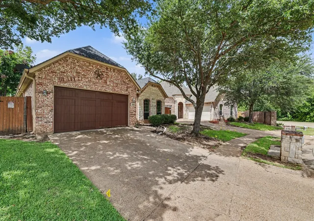 Photo 2 of Single family home for sale at 2016 Kodiak Ct, Arlington, TX 76013 | MLS# 21335912 | Listing updated on 2026-09-11
