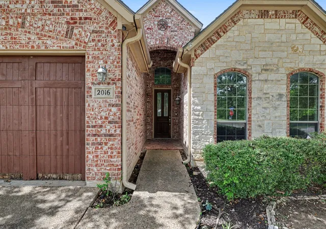 Photo 3 of Single family home for sale at 2016 Kodiak Ct, Arlington, TX 76013 | MLS# 21335912 | Listing updated on 2026-09-11