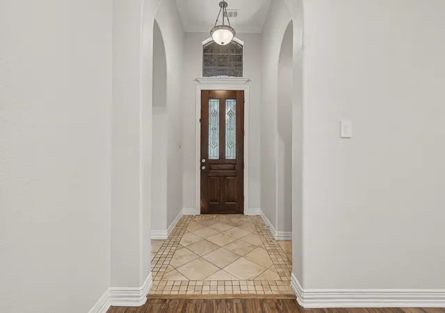 Photo 4 of Single family home for sale at 2016 Kodiak Ct, Arlington, TX 76013 | MLS# 21335912 | Listing updated on 2026-09-11