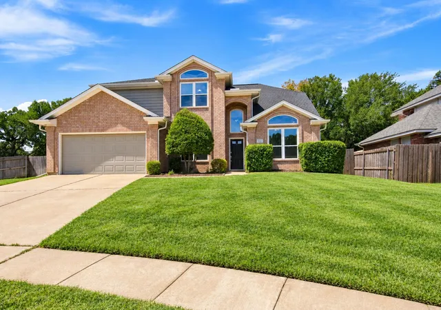 Photo 2 of Single family home for sale at 901 Tennison Dr, Euless, TX 76039 | MLS# 21336314 | Listing updated on 2026-09-10