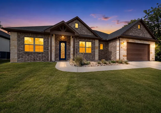 Photo 1 of Single family home for sale at 821 E 2nd St, Weatherford, TX 76086 | MLS# 21334556 | Listing updated on 2026-09-11