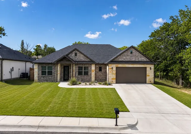 Photo 3 of Single family home for sale at 821 E 2Nd St, Weatherford, TX 76086 | MLS# 21334556 | Listing updated on 2026-09-11