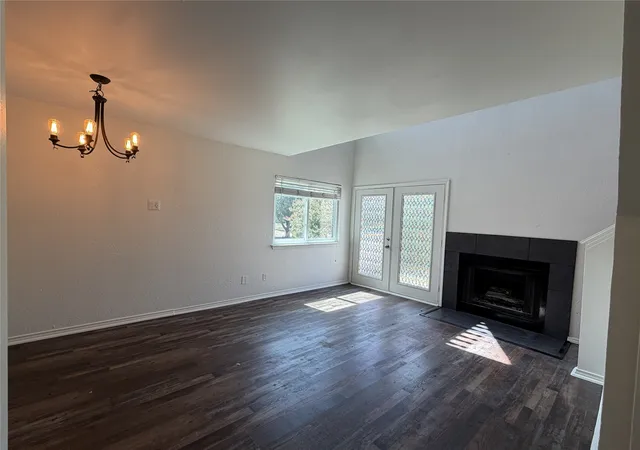 Listing Photo 4 - Condo for sale in building located at 3125 Sondra Dr, Fort Worth, TX 76107 - Unit #201