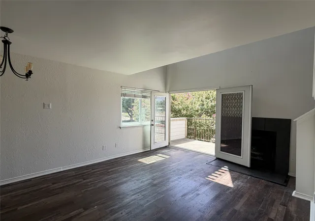 Listing Photo 5 - Condo for sale in building located at 3125 Sondra Dr, Fort Worth, TX 76107 - Unit #201