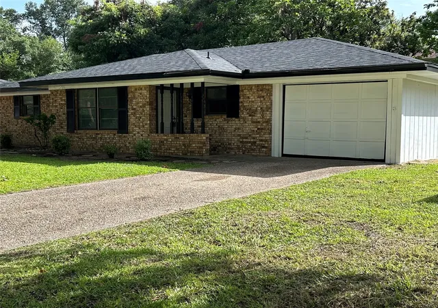 Photo 1 of Sale Pending at 900 N 23 1/2 St, Corsicana, TX 75110 | MLS# 21333971 | Listing updated on 2026-09-28