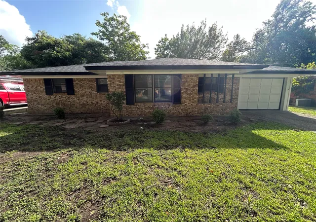 Photo 3 of Sale Pending at 900 N 23 1/2 St, Corsicana, TX 75110 | MLS# 21333971 | Listing updated on 2026-09-28