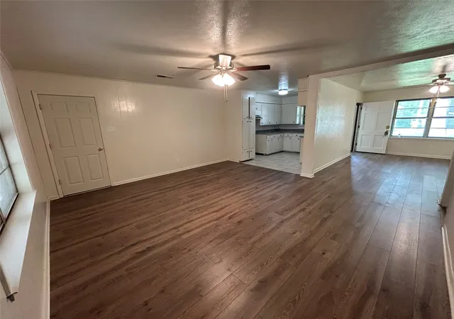 Photo 4 of Sale Pending at 900 N 23 1/2 St, Corsicana, TX 75110 | MLS# 21333971 | Listing updated on 2026-09-28