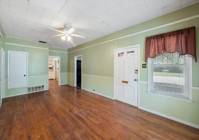 Photo 2 of Single family home for sale at 1021 Martin Luther King Jr Blvd, Corsicana, TX 75110 | MLS# 21334570 | Listing updated on 2026-09-10