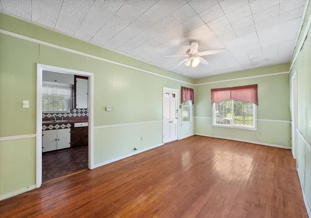 Photo 3 of Single family home for sale at 1021 Martin Luther King Jr Blvd, Corsicana, TX 75110 | MLS# 21334570 | Listing updated on 2026-09-10