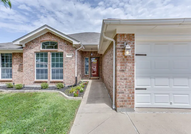 Photo 4 of Sale Pending at 1020 Thistle Meade Cir, Burleson, TX 76028 | MLS# 21311581 | Listing updated on 2026-09-08