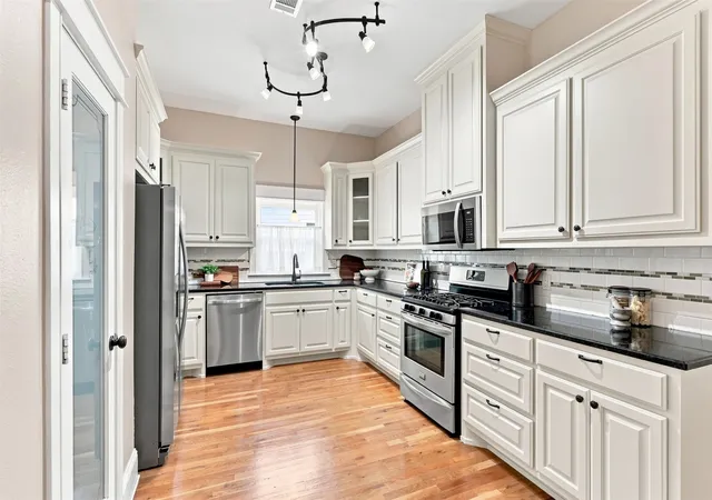 Photo 3 of Sale Pending at 1604 Washington Ave, Fort Worth, TX 76104 | MLS# 21337480 | Listing updated on 2026-10-05