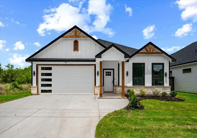 Photo 1 of Single family home for sale at 3005 Centaurus Wy, Granbury, TX 76048 | MLS# 21336952 | Listing updated on 2026-08-01
