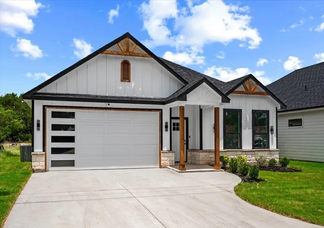 Photo 2 of Single family home for sale at 3005 Centaurus Wy, Granbury, TX 76048 | MLS# 21336952 | Listing updated on 2026-08-01