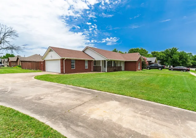 Photo 2 of Single family home for sale at 608 Aldridge St, Commerce, TX 75428 | MLS# 21337525 | Listing updated on 2026-09-07