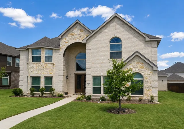 Photo 1 of Sale Pending at 417 Harvest Grove Dr, Waxahachie, TX 75165 | MLS# 21337475 | Listing updated on 2026-09-25