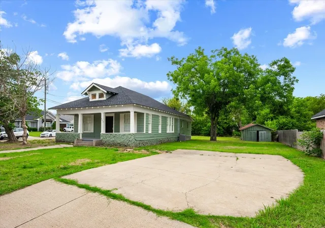 Photo 4 of Single family home for sale at 244 Dunlap St, Waxahachie, TX 75165 | MLS# 21337652 | Listing updated on 2026-09-08